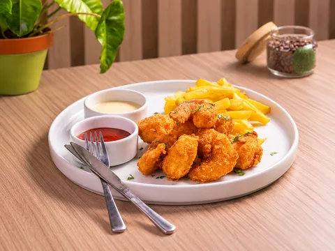 CAMARONES APANADOS CON PATACON O PAPAS FRITAS